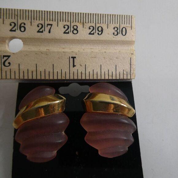 Vintage Art Deco Style Gold Tone Frosted Pink Ribbed Abstract Earrings Pierced - Picture 5 of 6